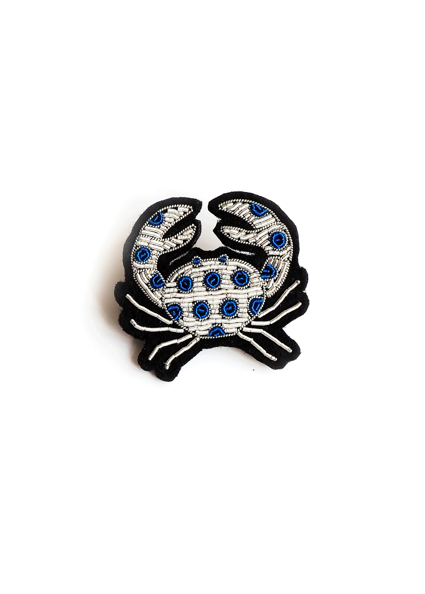 Broche brodée Crabe à pois - SAINT JAMES x Macon & Lesquoy (BLANC/BLEU)