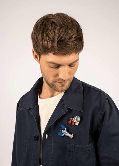 Broche brodée Homard avec gants - SAINT JAMES x Macon & Lesquoy (BLANC/BLEU)